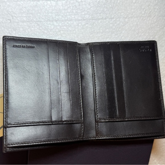 Prada Elegant Leather Card Holder wallet - Picture 5 of 13